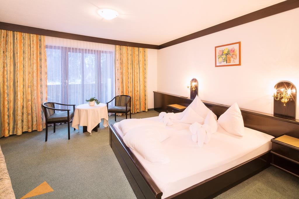 Hotel Neue Burg ناودرس الغرفة الصورة
