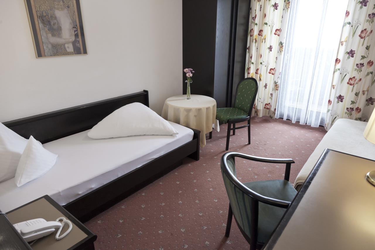 Hotel Neue Burg ناودرس المظهر الخارجي الصورة